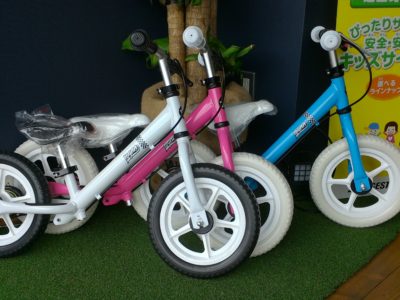 地面を蹴って楽しみながらバランス感覚を養えるキックバイク🚴